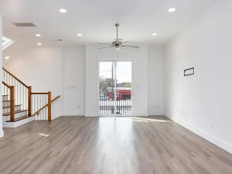 645 W 16th St — Photo 8