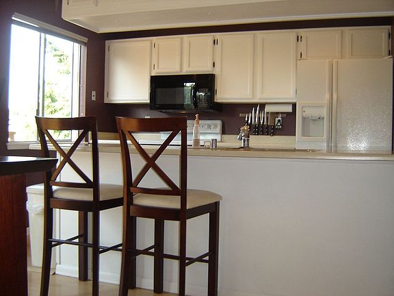 Light & bright kitchen - newer applicances