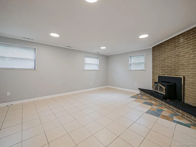 7580 Thornwood St — Photo 2