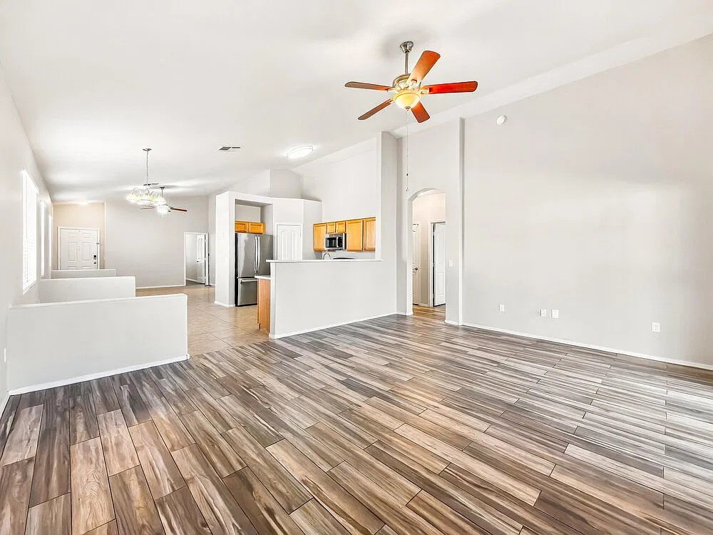 3 bed, 2.0 bath, 1640 sqft, $2,095 — Photo 3