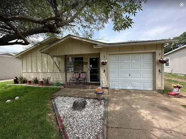 1022 Manning St, Grand Prairie, TX 75051