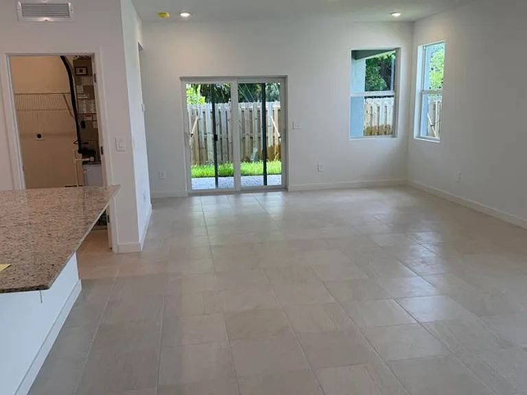 1872 NW 6th Ct — Photo 3