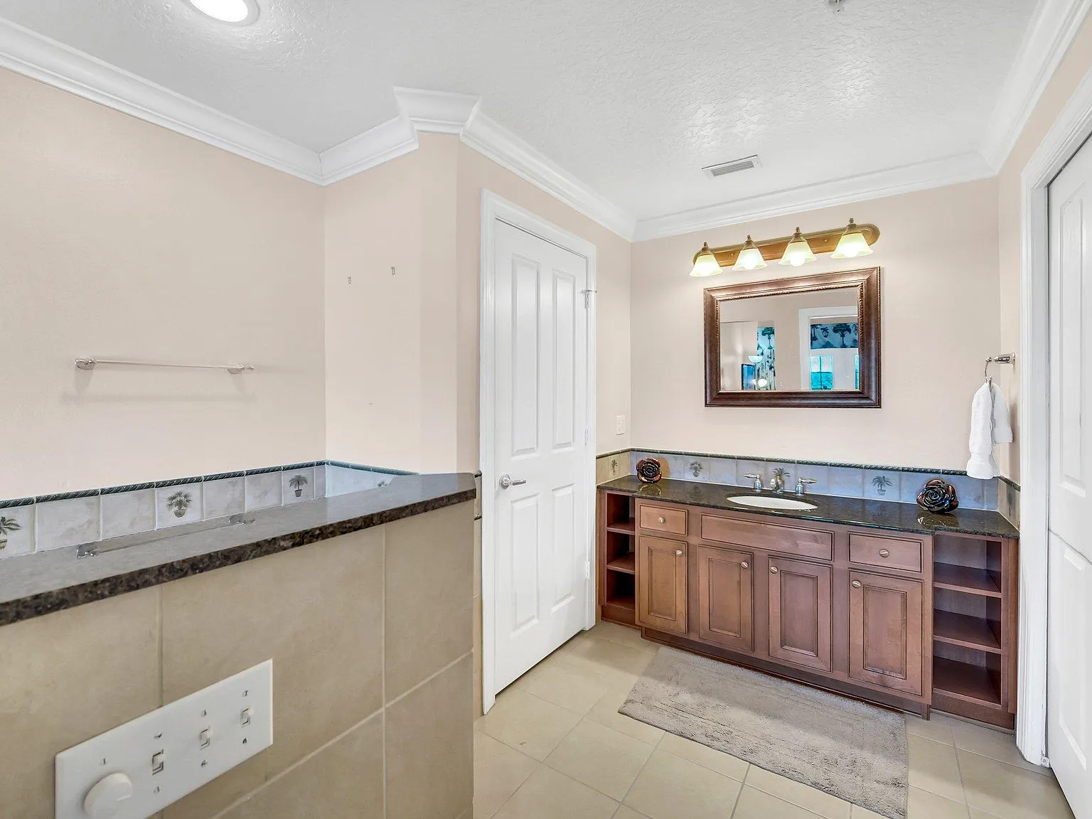 3 bed, 1344 sqft, $2,200 — Photo 4