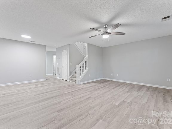 4th image of 612 Emerald Cove Dr