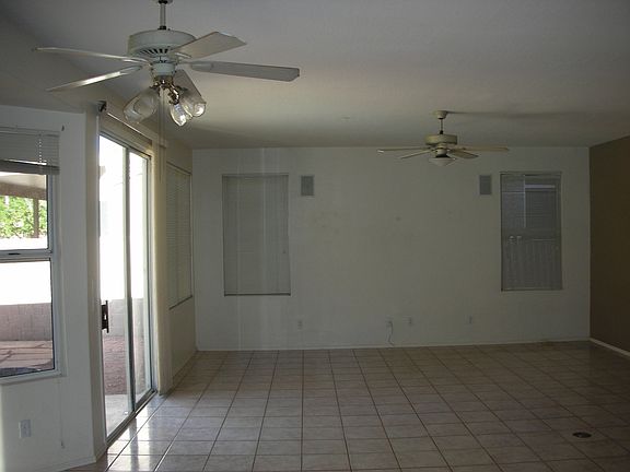 Family room off dining/kitch