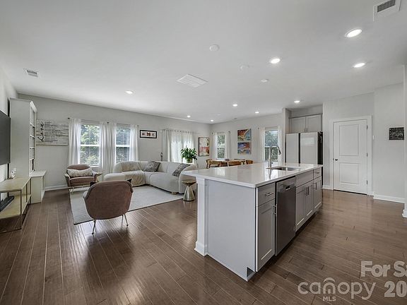 4th image of 660 Citriadora St