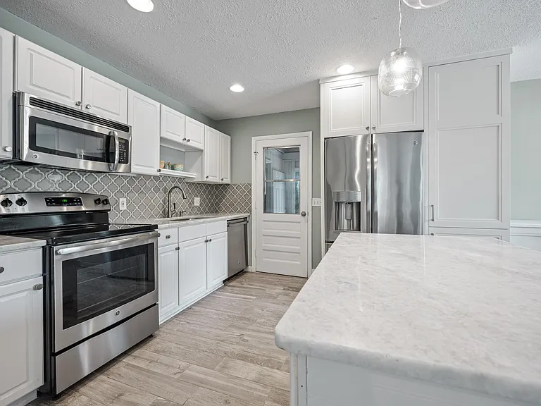 537 Margaret St — Photo 12