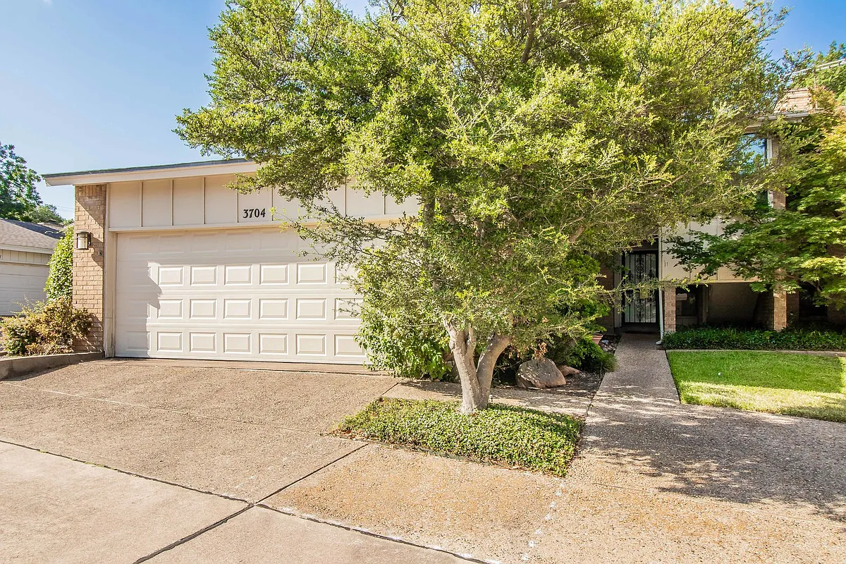 Building Photo - 3704 Hulen Park Dr