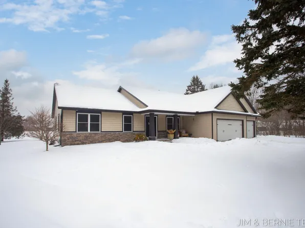 6005 River Ridge Dr, Hamilton, MI 49419
