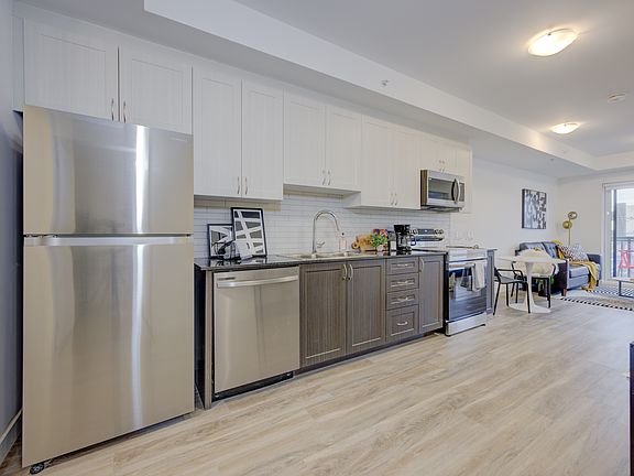 5th image of 221 Victoria St N #1B-1Ba-770Sqft