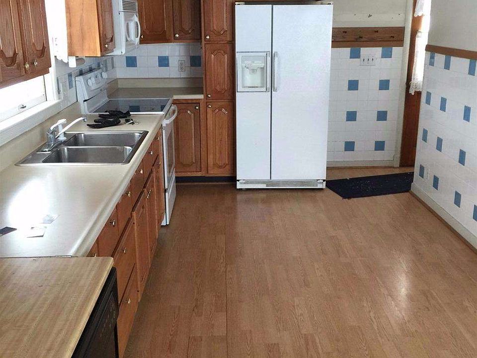 1st image of 835 1st St SE