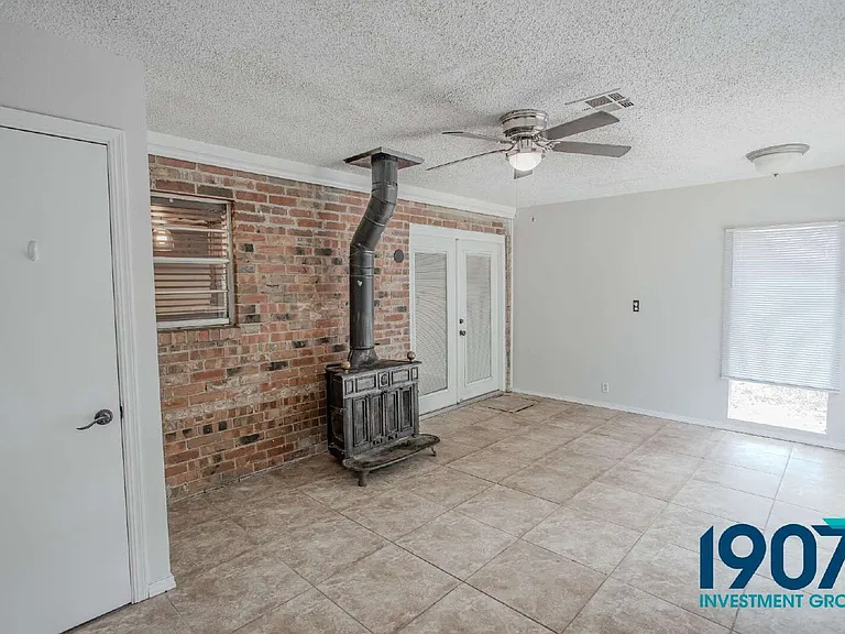1618 Village Dr — Photo 13