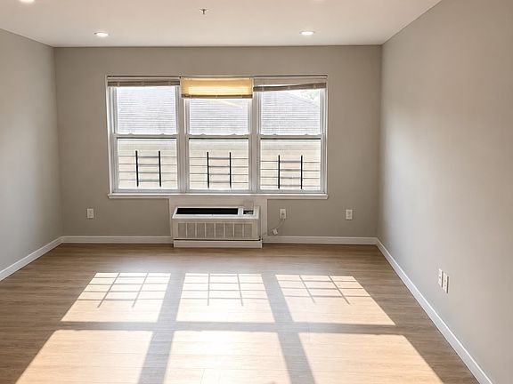 3rd image of 166 16th Ave