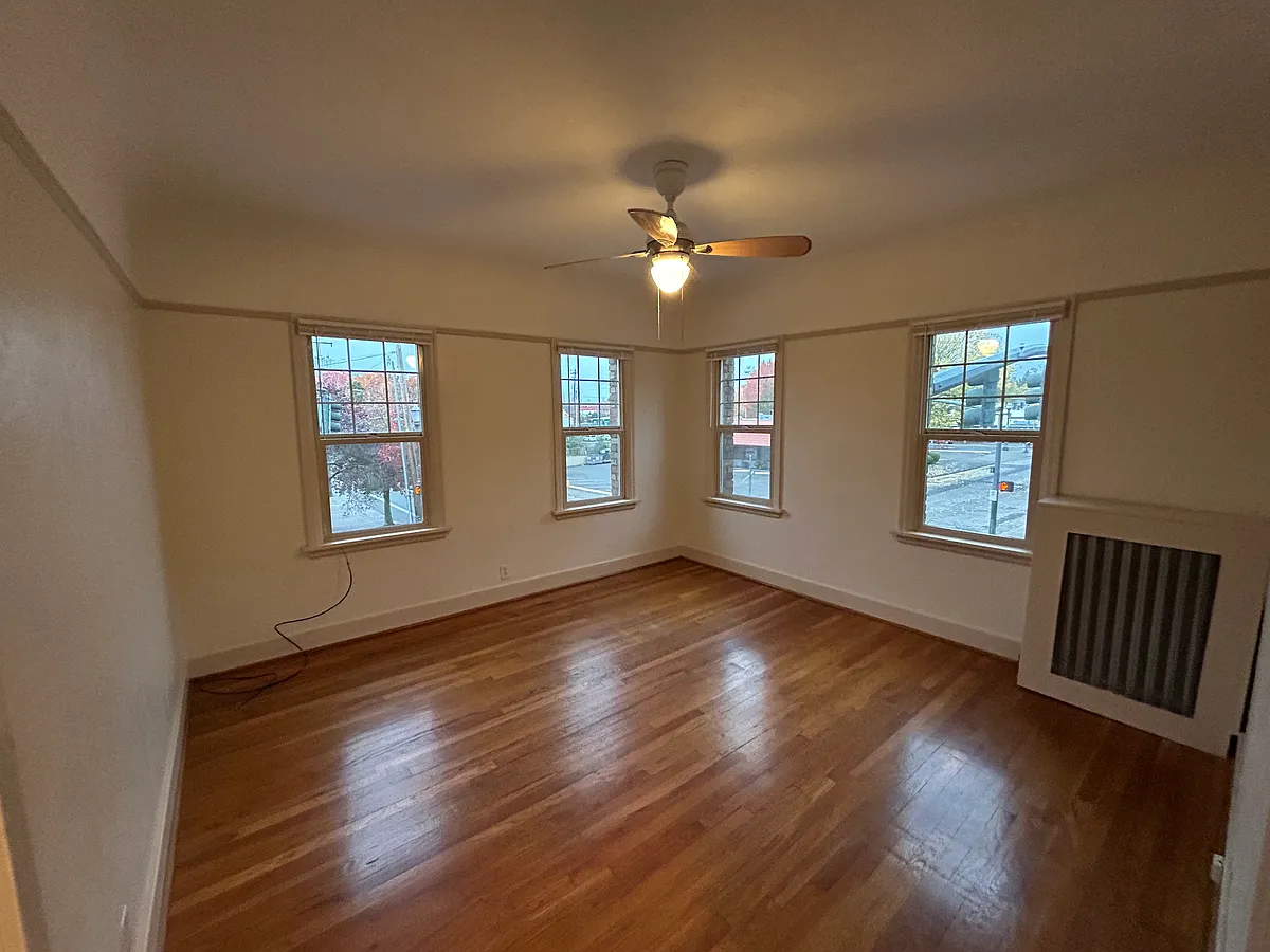 Building Photo - 1530 NE 10th Ave #205