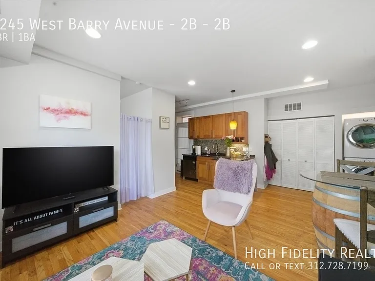 2245 W Barry Ave #2B — Photo 4