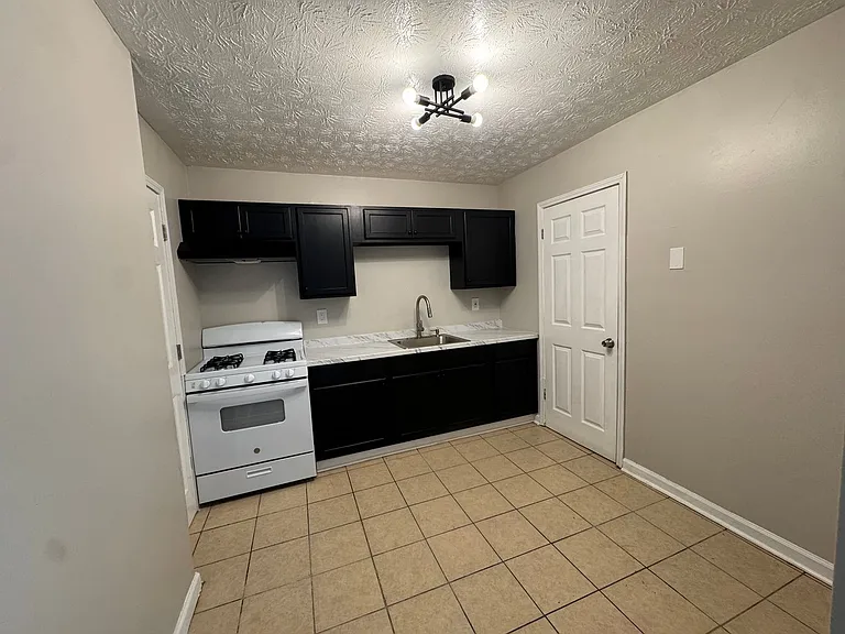 2704 Greystone Pl — Photo 5