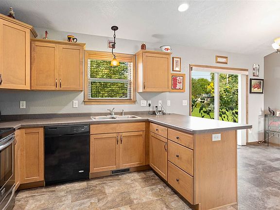 3rd image of 1076 Harold Dr