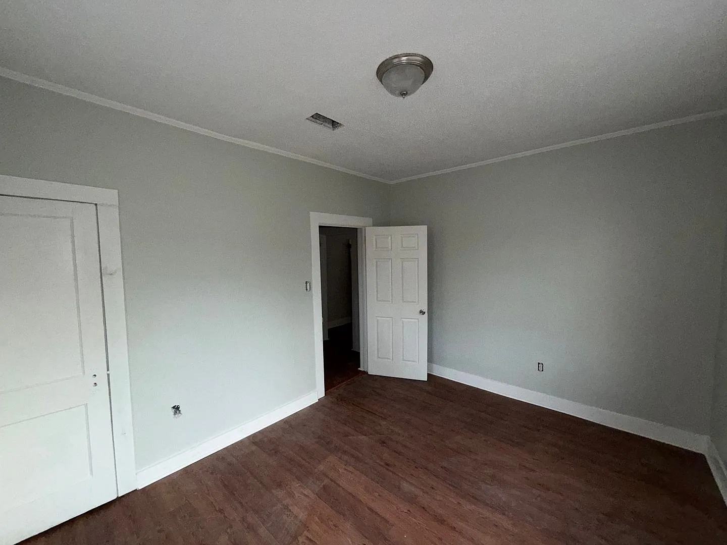 5 bedrooms 2 baths — Photo 4