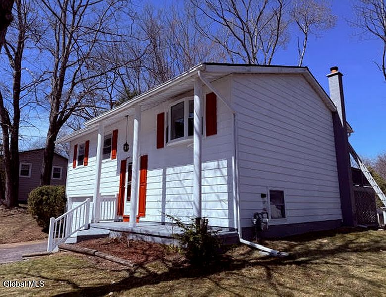 3rd image of 8 Orenda Spring Drive