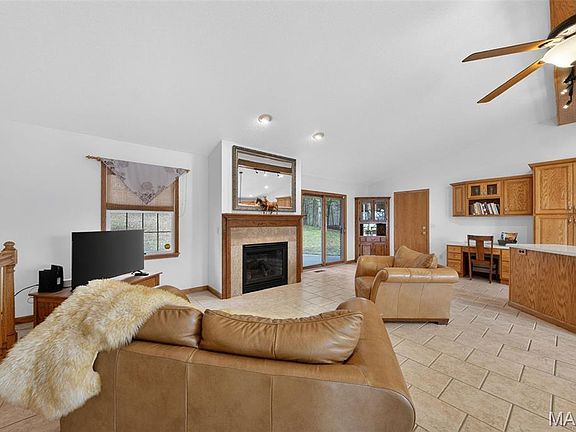 4th image of 2361 Prairie Hollow Rd