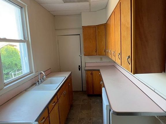 4th image of 254 Fife St #1