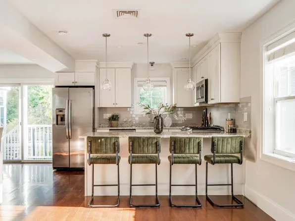 115 Harvey St #1, Cambridge, MA 02140