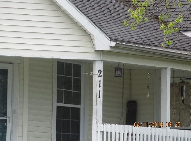 2nd image of 211 Oak St