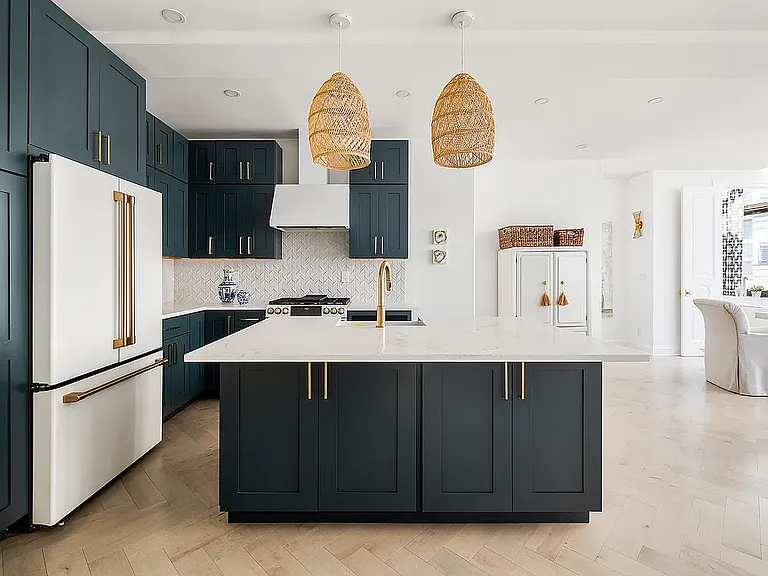 529 W 42nd St #9RR — Photo 4