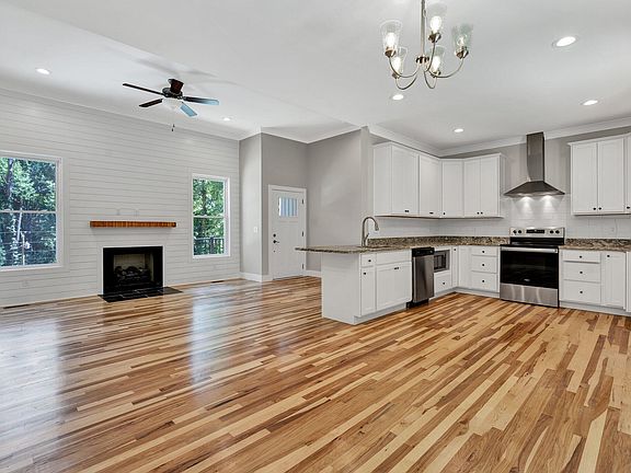 4th image of 180 Moore Cir NE