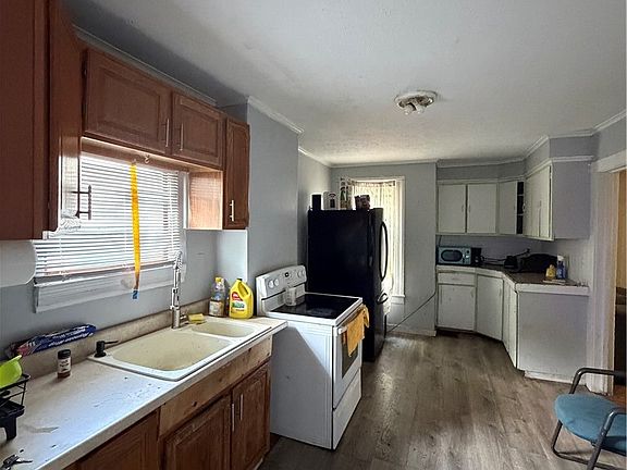 5th image of 21 Evergreen St