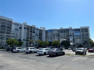 1000 NE Parkview Dr #325, Hallandale, FL 33009