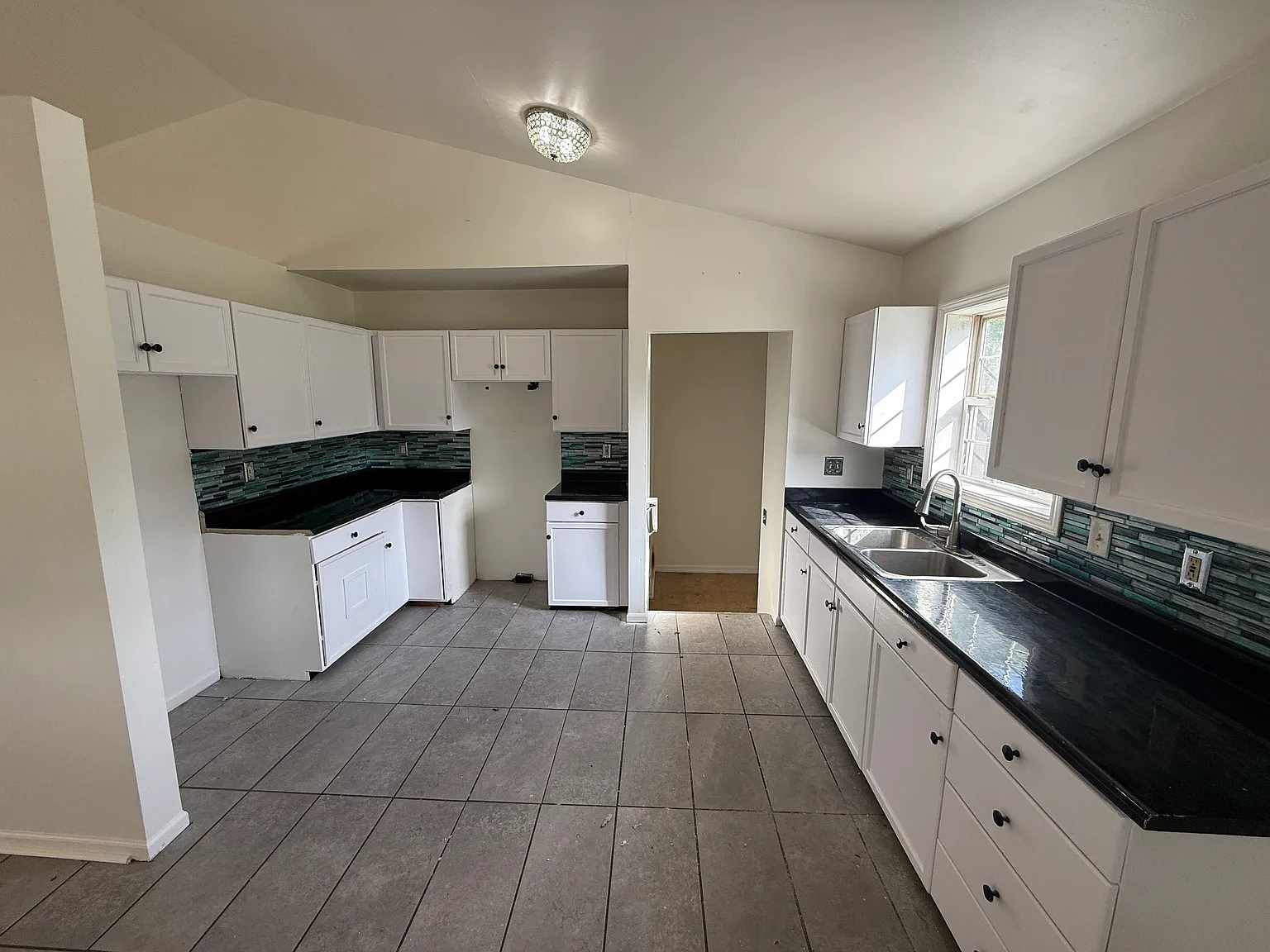 3 bed, 1270 sqft, $1,400 — Photo 4