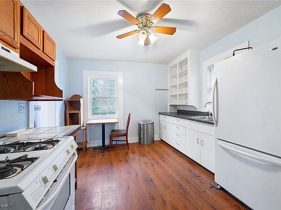 4th image of 1661 Mayfield Ave