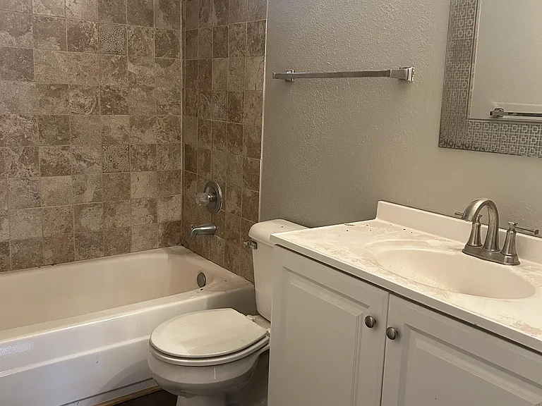 3437 Redwood Ave #14 — Photo 7