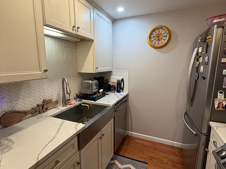 23 Charter Oak Pl #4 — Photo 2
