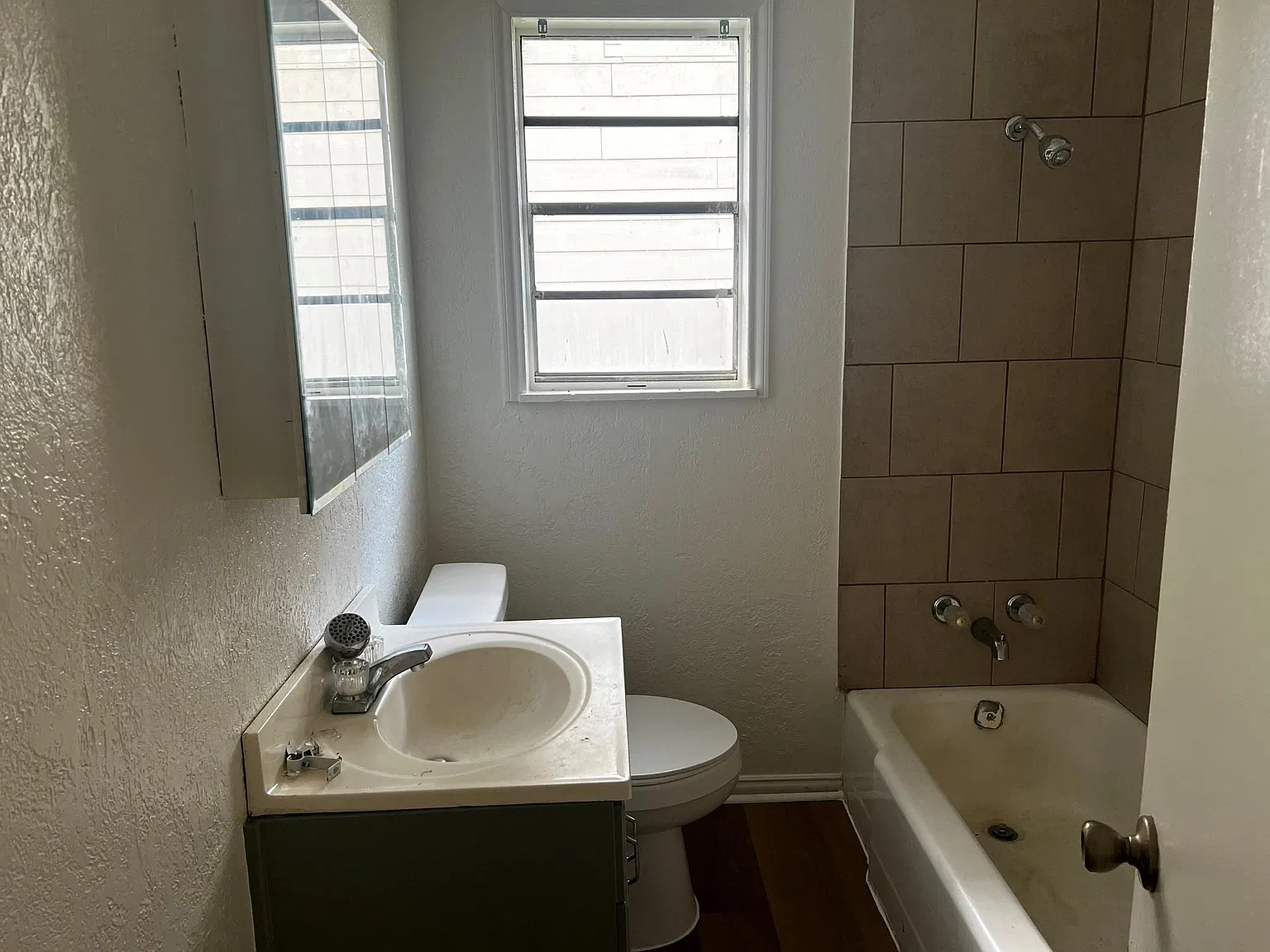 2 bed, 1.0 bath, 830 sqft, $1,050 — Photo 4