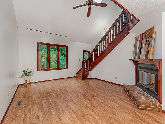 3rd image of 109 Essex Dr