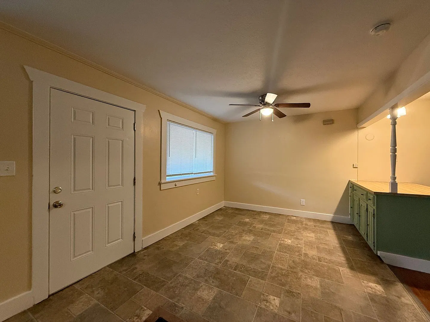 2 Bedroom 1 Bath With Bonus Room Available Now — Photo 4