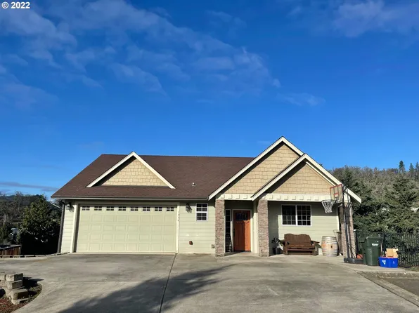 1354 NW Cedar Ridge Ct, Roseburg, OR 97471