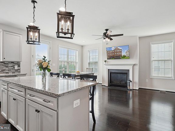 3rd image of 15915 Darling Pl