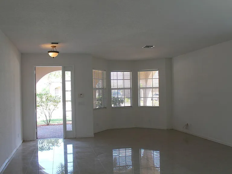 1804 SW Jamesport Dr — Photo 5