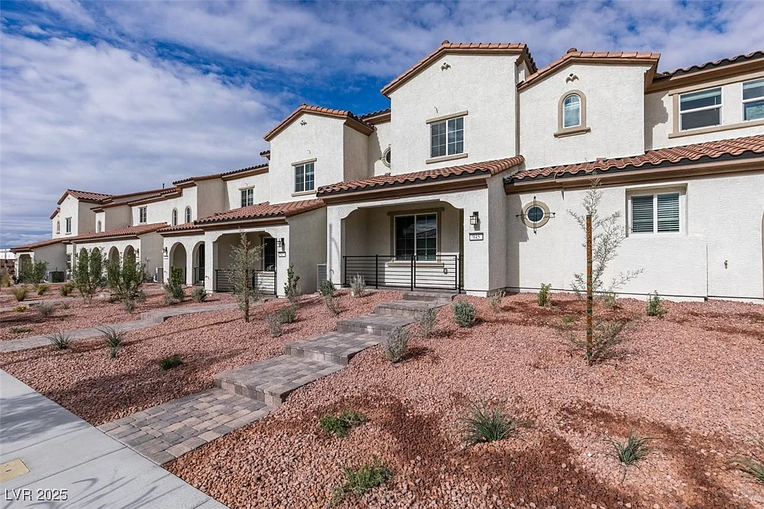3 bed, 2.5 bath, 1381 sqft, $2,150 — Photo 3