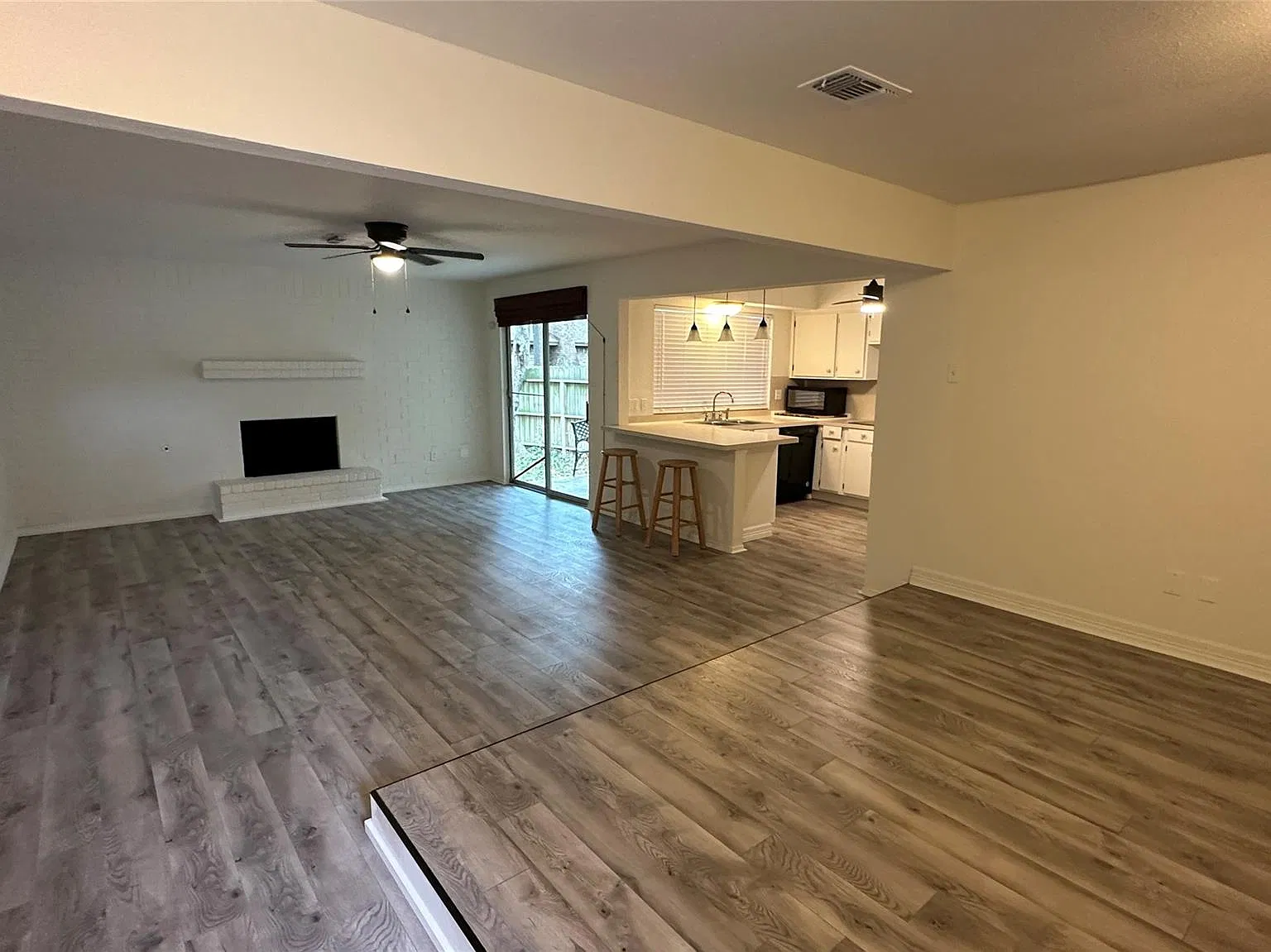 3 bed, 2.0 bath, 1762 sqft, $2,200 — Photo 3
