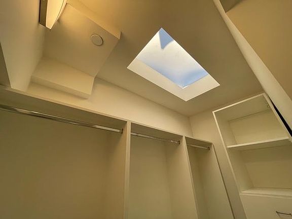 5th image of 11305 Moorpark St #4