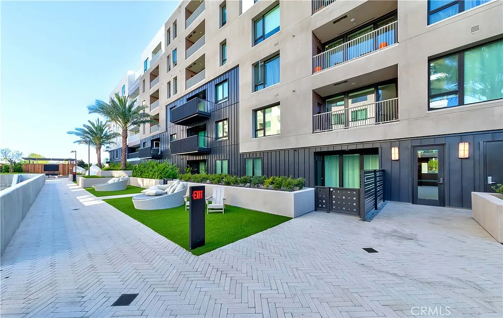1 bed, 1.5 bath, 1410 sqft, $4,200 — Photo 2