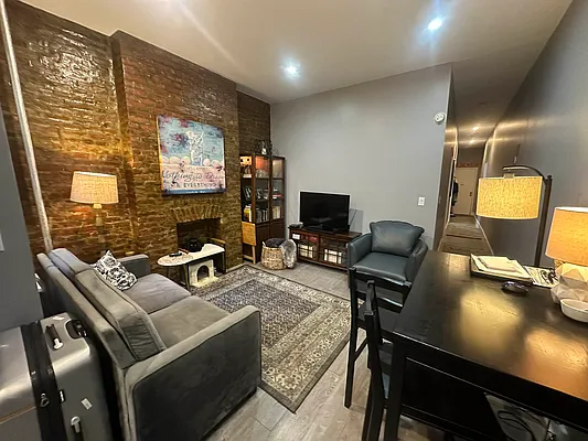 Rented by R New York | media 9