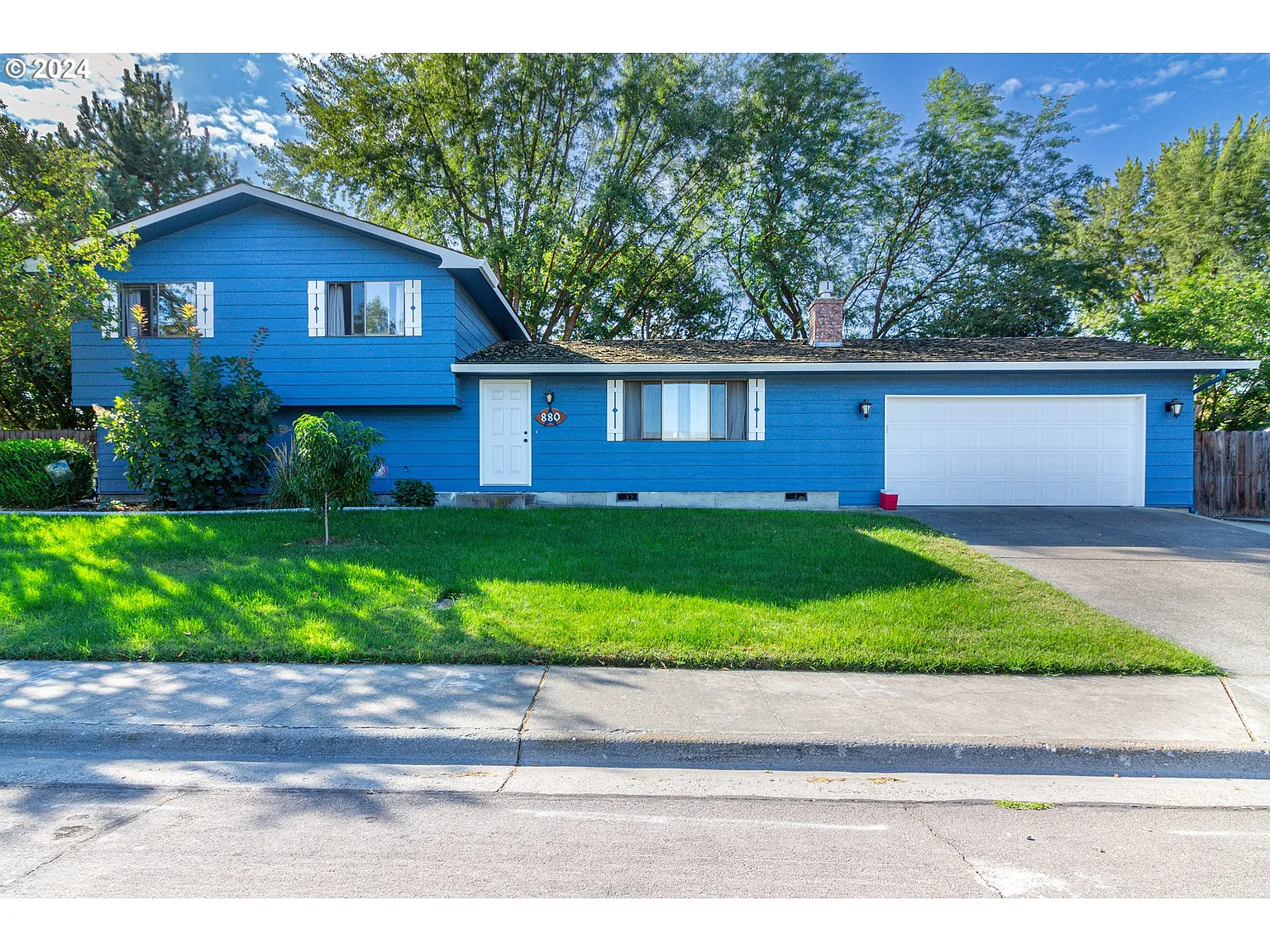 880 E Tamarack Ave photo 1