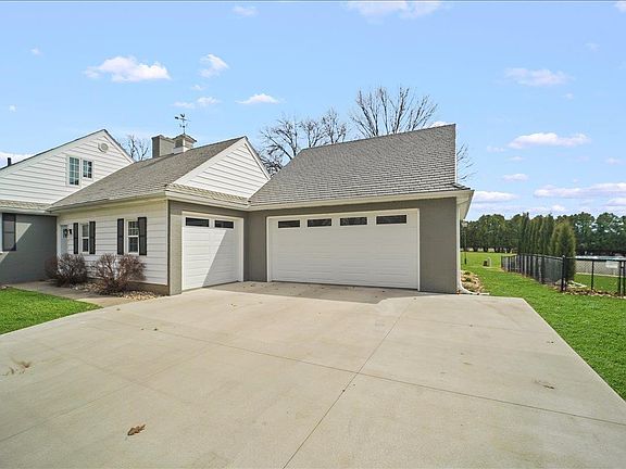 3rd image of 1026 Carriage Ln