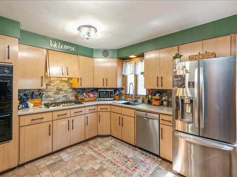 102 E Broadway St — Photo 8