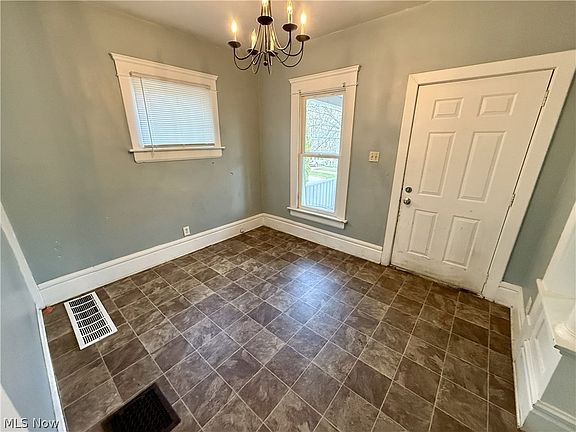 5th image of 222 Rhodes Ave